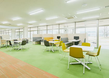 椅子がたくさん並んでいるホールの画像