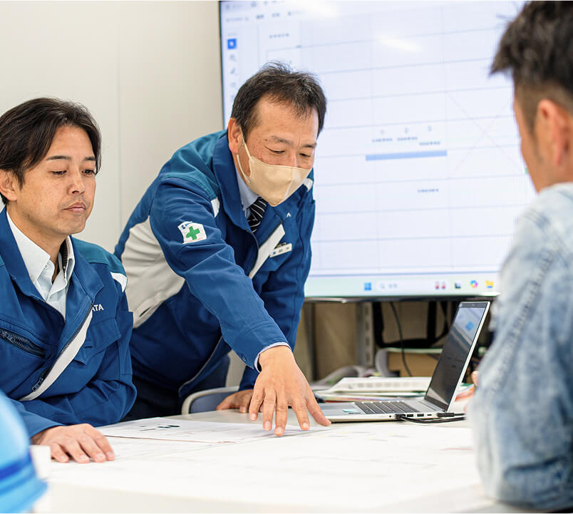 社員が設計について話し合っている様子